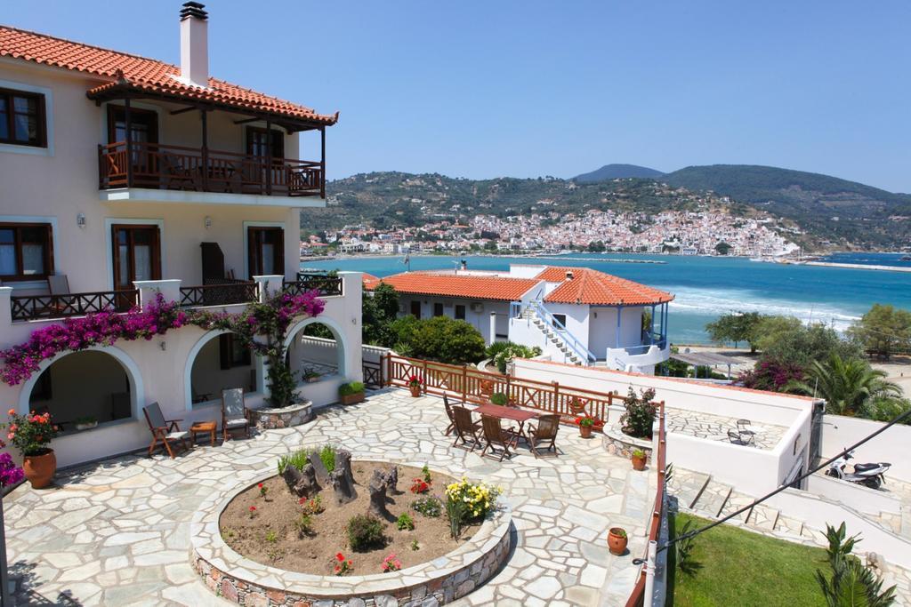 Pleoussa Studio And Apartments Skopelos Town Bagian luar foto