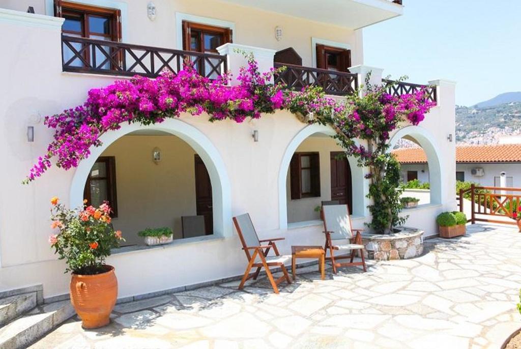 Pleoussa Studio And Apartments Skopelos Town Bagian luar foto