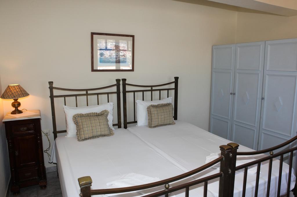 Pleoussa Studio And Apartments Skopelos Town Bagian luar foto