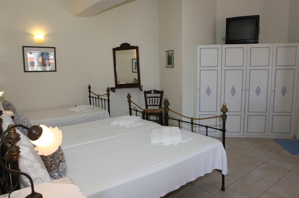 Pleoussa Studio And Apartments Skopelos Town Bagian luar foto