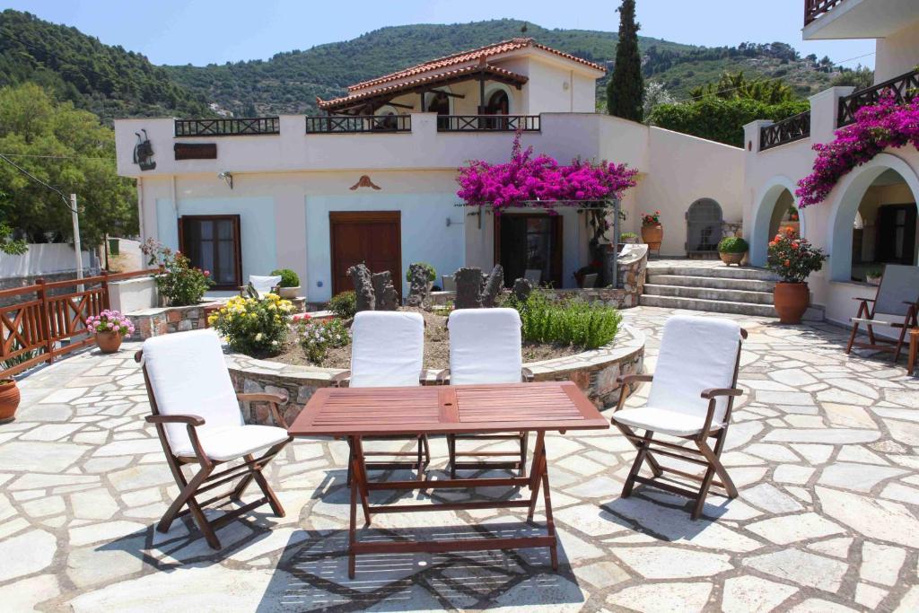 Pleoussa Studio And Apartments Skopelos Town Bagian luar foto